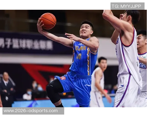 全能表现闪耀赛场三球15中7贡献17分6篮板7助攻3抢断的精彩数据分析