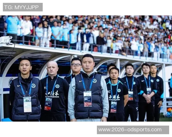 客胜三镇成功保级球迷热情迎接深圳新鹏城全队归来