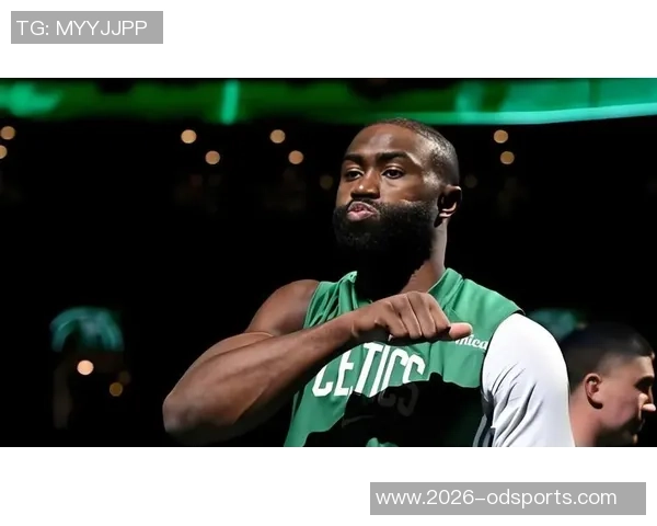 杰伦布朗首节狂砍19分3板2助2断三分火力全开助力球队领先